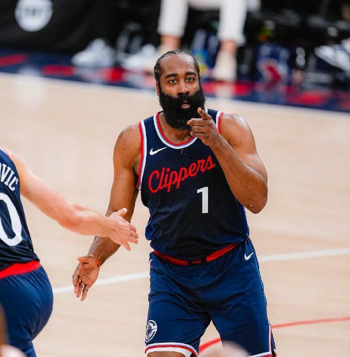 九游娱乐-哈登重返赛场，表现优异首场状态出色，巴塞罗那观众沸腾！